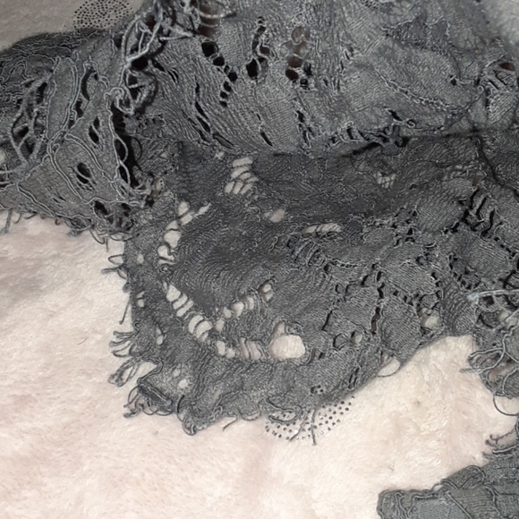 Lacy Under Silk Top. - Picture 5 of 5